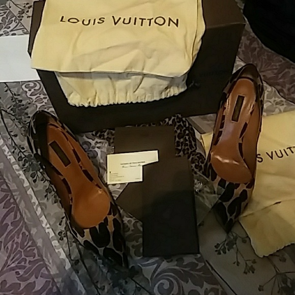 Louis Vuitton - Picture 1 of 5